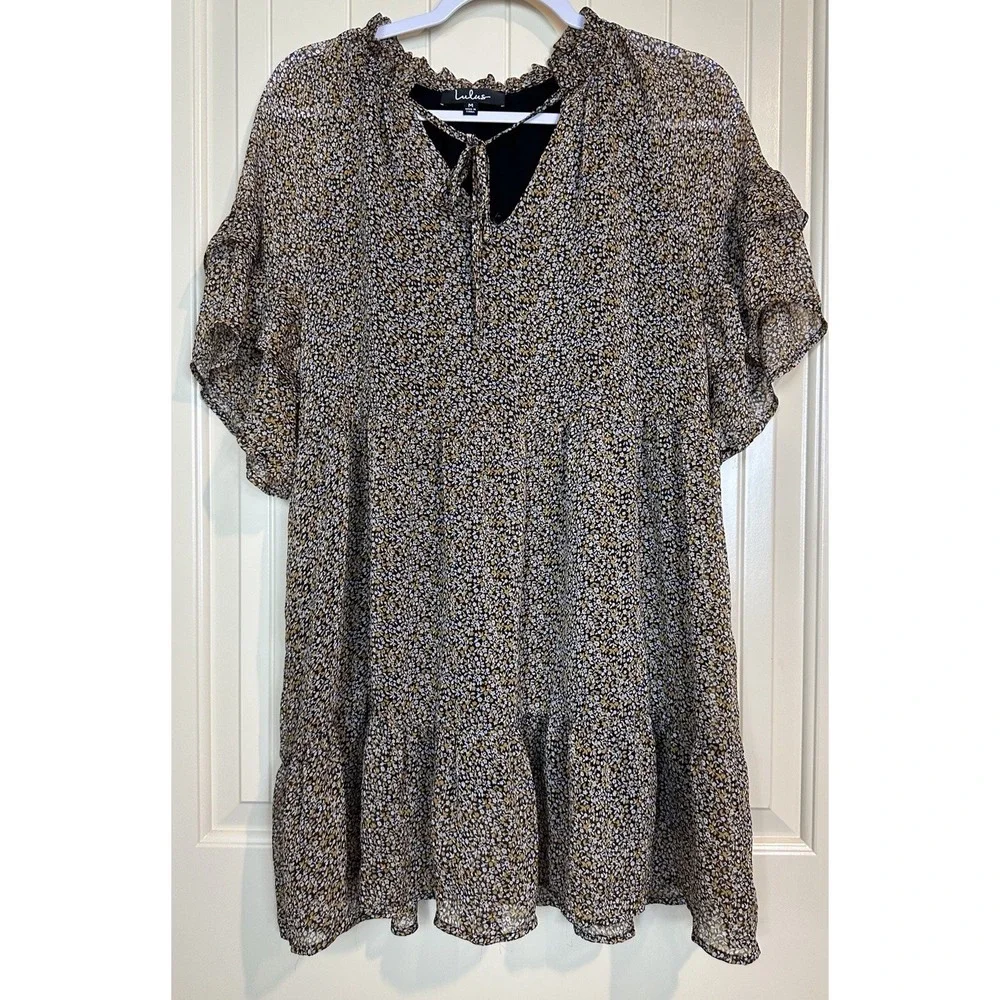 Lulus ditsy floral Tiered v-neck short ruffled sleeve dress sz M GUC‎
